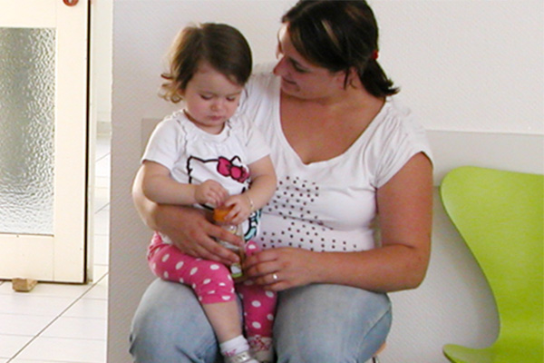 Frau mit Kind im Wartezimmer